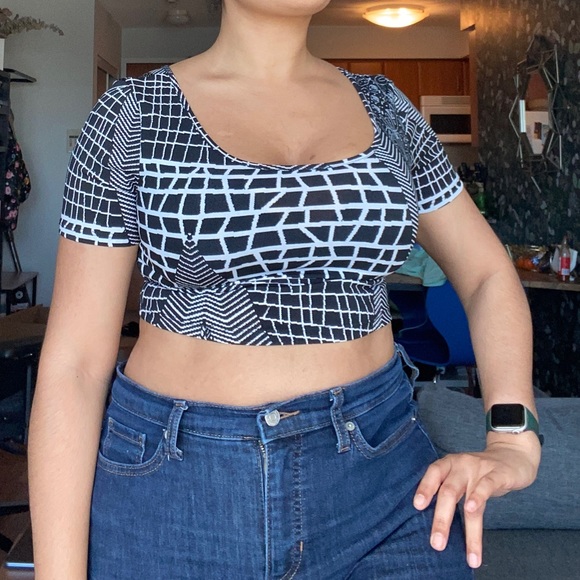 Black and white graphic crop top - Picture 3 of 3